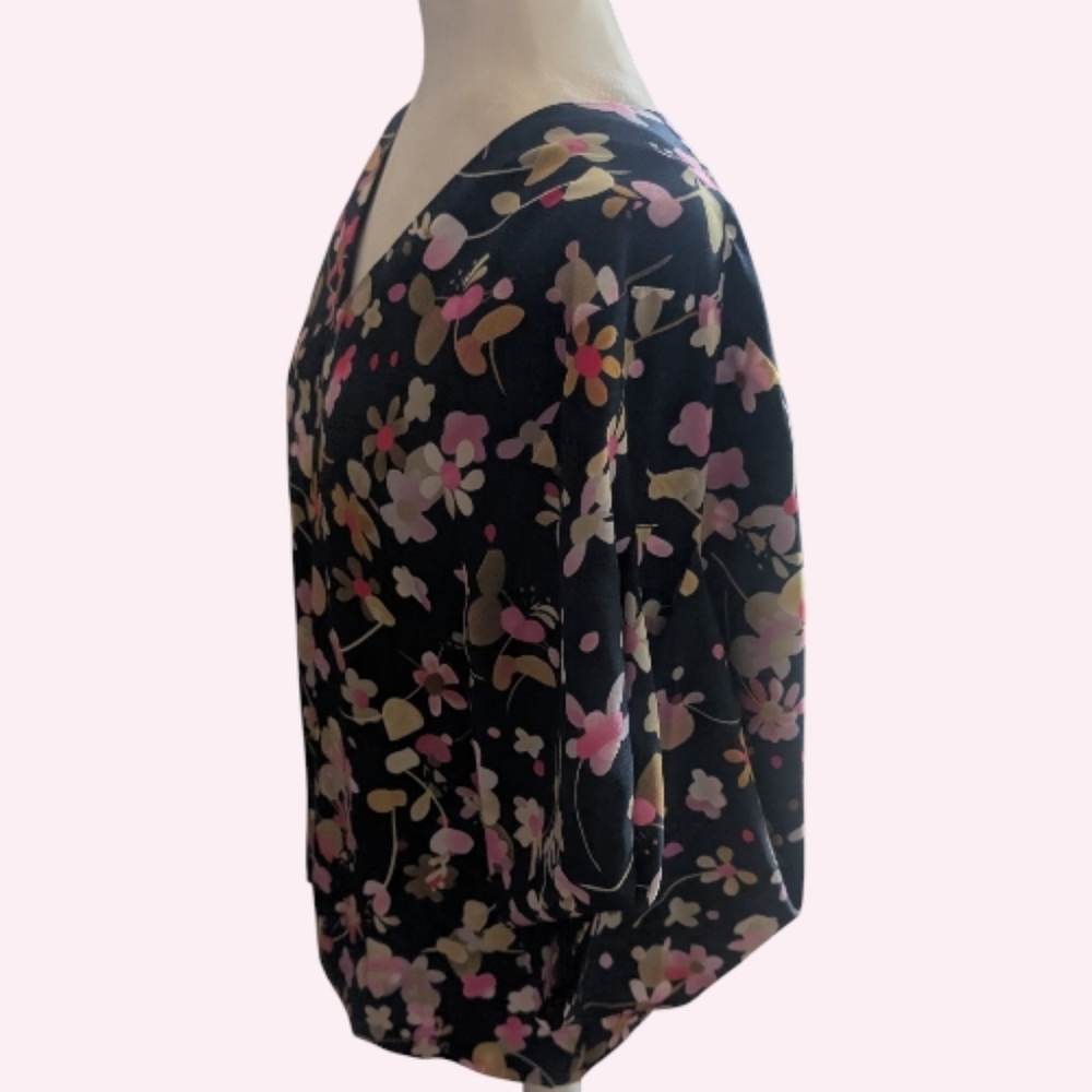 NWT CAbi Outlet Charm Blouse Size Medium Black Floral V-Neck Kimono Sleeves - Picture 3 of 5